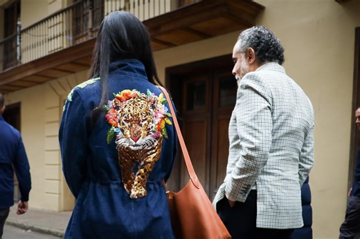 El curioso atuendo con el que fue a votar la esposa de Benedetti; tendría mensaje político: ¿se va con el tigre o el jaguar?