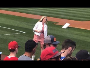 大谷翔平選手がグラウンドに出るまで時間がかかるので、金髪美人のアメリカ人レポーターが落ち着かない。 大谷翔平選手にインタビューしたいのです。