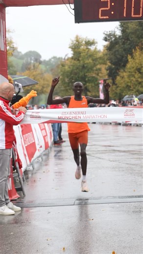 Nehemiah Kipyegon gewinnt den GENERALI MÜNCHEN MARATHON in 2:10:02 Stunden! 🥇💥#GeneraliMünchenMarathon #Marathonwochenende #BayerischeTradition #Lebensfreude #Dirndl #Lederhose #Gaudi #OktoberfestFeeling #Läufergemeinschaft #rungmm #werunMunich #muenchenmarathon #laufen #läuft #running #laufenverbindet #isarrun #läufer #instarunner #marathon #halbmarathon #marathonstaffel #10K #minimarathon #trachtenlauf #muenchen#simplymunich #generalibewegtdeutschland | München Marathon