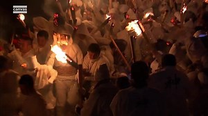 De anglicaanse dominee Pete Owen-Jones woont 80 religieuze rituelen bij over de hele wereld. In Japan wordt hij verrast door de chaos tijdens de shintoïstische nieuwjaarsviering in het anders zo strikt gestructureerde land. Nu in 'Around the world in 80 faiths' op Canvas en online http://cnv.as/80faiths-fareast | VRT Canvas