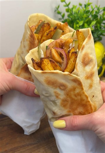 Shaorma sănătoasă și gustoasă făcută acasă🤤 Ingrediente: -piept de pui -ceapă roșie -cartofi -condimente -frunze de salată -roșii -castraveți Pentru sos: -150 g iaurt grecesc -o lingură maioneză (opțional) -pătrunjel -sare,piper -un cățel usturoi. Poftă bună🤤#shaorma #shaormacudetoate #retetesimple🥰 #foodtok #reteteculinare