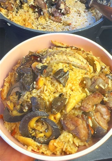 Fully loaded coconut rice with a difference 😌 This is not your regular coconut rice recipe, you should try recipe out, trust me when I say you’d be glad you did 💯🙌🏽 Ingredients for meat; Goat meat Few pieces of goat head (this will make the stock very flavorful) Pepper Chopped onion and garlic Goat meat seasoning Stock cube Salt Water Cook till the meat releases its own juice and add water till the meat is soft take it off and fry together with snails and liver Ingredients for coconut rice; 