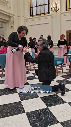 Una exitosa jornada tuvimos el sábado 5 de octubre, en nuestro primer sábado de apertura. Tuvimos cientos de visitantes que pudieron conocer la Biblioteca Nacional y recorrer las exposiciones. Recibimos a usuarios que fueron a estudiar a la Sala Gabriela Mistral y también pudieron disfrutar del Café Justicia y de la Librería Amanda Labarca. Y en esta fiesta la música no podía faltar: en el frontis de la Biblioteca Nacional, la Orquesta del Colegio Pedro Aguirre Cerda, nos mostró el talento de su