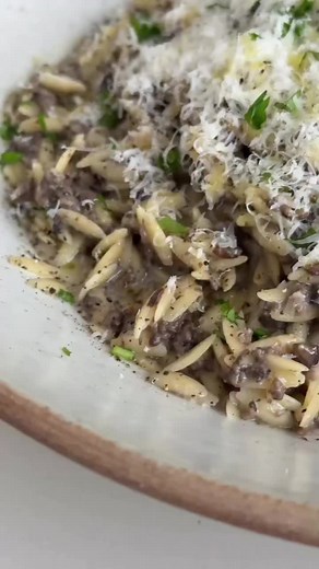 Orzo con Hongos y Aceite de Trufa: Receta Fácil