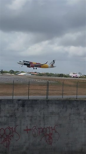 ✈️ Pouso incrível do “Avião do Mickey Mouse” da Azul! 🐭💙