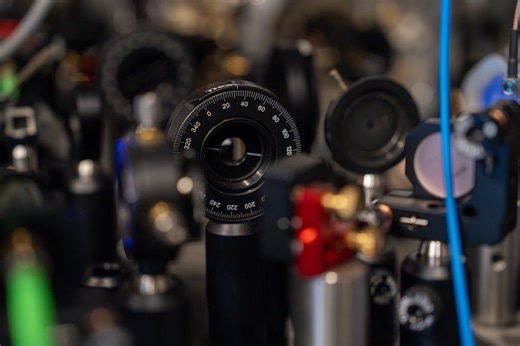 Quantum simulator sheds light on how nature moves energy in systems like photosynthesis and solar conversion