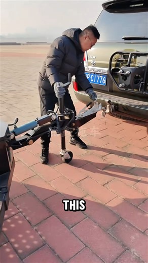 This hydraulic flatbed lowers fully to the pavement, letting drivers load cars smoothly without steep ramps | XUrbanSimsX