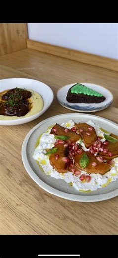 Menú de Navidad Completo 🫶 En este vídeo quiero darte inspiración para hacer un menú navideño completísimo, con entrante, principal y postre. Todo el menú está hecho en el set de Compac Pro Ceramic de @COCINACONBRA Este set es una maravilla. Es apilable, para que ocupe poco espacio, y está fabricado en aluminio antiadherente cerámico, por lo que es resistente y duradero. ¡Espero que disfrutes mucho el vídeo! ©️Cocinaconcoqui #cocinaconcoqui #cocinaconbra