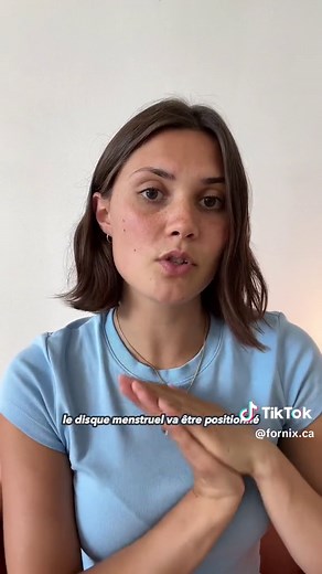 Le disque menstruel se positionne dans le fornix vaginal situé en haut du canal vaginal et tient en place simplement grâce au soutien de l’os pubien, sans succion ni aide du périnée. Une coupe menstruelle se positionne dans le canal vaginal et tient en place avec l’effet de succion sur les parois vaginales. Si le tonus musculaire du périnée est faible, la coupe aura moins de soutien et elle aura tendance à descendre hors du vagin. Pour la vider, il est nécessaire de la retirer complètement du va