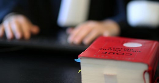 Relations sexuelles entre un mineur et un majeur: que dit la loi ?