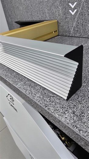 Меблі на замовлення | Київ on Instagram: "🔥 Новинка для ваших кухонь, про яку варто знати! Раніше профільні ручки на кухні були звичайними. Вони просто виконували свою функцію — за них відкривали шафки. Але з’явилися профільні ручки з вбудованою підсвіткою “GOLA”, і це зовсім інший рівень кухні. 🔸 Внутрішня підсвітка Коли ви відкриваєте тумбочку, всередині з’являється м’яке світло. Зручно шукати речі й дуже приємно виглядає у вечірній час. 🔸 Зовнішня підсвітка Тонка світлова лінія вздовж фаса