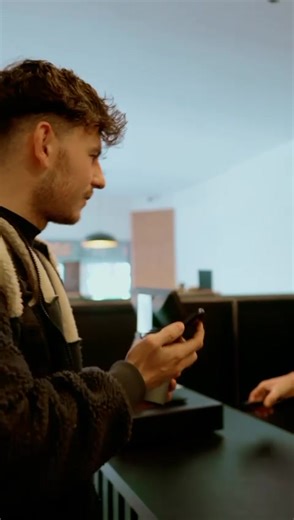 Caietul tău de curs e plin de reduceri și tu încă nu știi! 📈🍔 Dacă te întrebai de ce Matei e mereu cu telefonul în mână după cursuri, răspunsul e simplu: EduNext. 📱✨ El nu doar învață, ci își transformă notițele în metoda perfectă de a obține cafea și burgeri gratis sau la preț redus. Vrei și tu? E timpul să nu mai lași notițele să adune praf în caiet. Urcă-le pe platformă, strânge puncte și bucură-te de ofertele locale din jurul facultății tale! 🍕☕ Pașii tăi spre succes: ✅ Intri pe edunext.