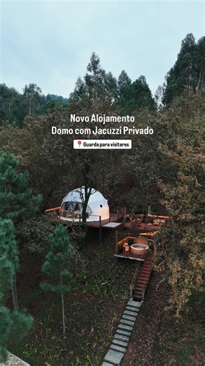 📍Já imaginaste dormir num domo com todas as comodidades, no meio da natureza, e ainda com um jacuzzi privado? 🥹 ➡️ Mas antes de te revelar este refúgio mágico, não te esqueças de seguir @bymafalda para mais alojamentos incríveis em Portugal 🇵🇹 Sim, é verdade que podes viver uma experiência surreal, no meio da natureza 🌿✨ No Umbra Domes encontras um cenário peculiar, onde o conforto se mistura com a autenticidade e exclusividade. 📍Situado em Famalicão, este alojamento é inserido numa quinta