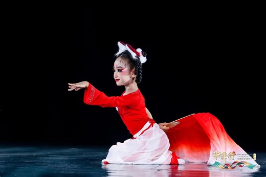 少儿独舞《俏灵狐》 表演学生：闫姝杉 2024华舞行舞蹈专业成果展演