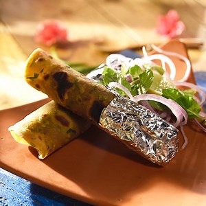 THEPLA KATHI ROLLS As we are inching towards the new year, new calendars are rolling out & so are these Thepla Kathi Rolls with creamy paneer filling. 😋 Recipe given in the comment section 👇🏼 #TheplaKathiRolls #KathiRolls #Thepla #Food #Recipes #IndianFood #DIY #Homemade #Homestyle #AwesomeSauceIndia | Awesome Sauce India