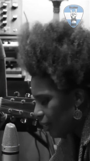 RESPIRAR ROCK🇦🇷🤘 on Instagram: "Solo la música es capaz de sanar el alma…🎶♥️les dejamos esta hermosa versión acústica de la gran Macy Gray de “Creep” de Radiohead el sencillo fue lanzado en septiembre del año 1992,para un año más tarde aparecer en su primer álbum de estudio “Pablo Honey”.maravillosa versión lograda por Macy🎶♥️ C R E E P #rockmusic #creep #radiohead #macygray #rock #fyp #musica"