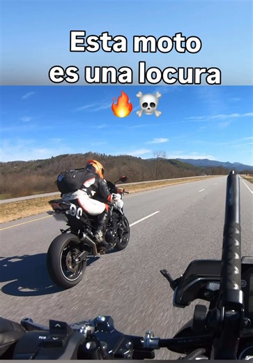 Casi me deja atrás en la carrera de motos