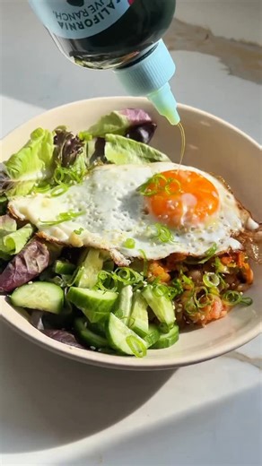 This Kimchi Fried Rice Bowl has everything you want for the perfect winter meal, it’s crunchy, warm, simple and nourishing- perfect for these cold, cozy days! 🫒💚🍳 Fried rice ingredients- 1 tbsp California Olive Ranch extra virgin olive oil 1 large leek, cleaned thoroughly, sliced thin 1 tsp ginger, finely chopped 1/4 cup scallions (light green parts sliced) 3/4 cup chopped kimchi 1 cup brown rice Optional Toppings- 1-2 fried eggs or protein of your choice 1 cup baby butter greens 1 cucumber, 