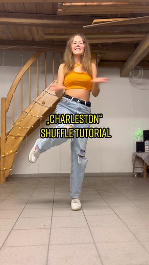 Basic Shuffle Moves Part 3: „Charleston“ 🔥 Heute zeige ich euch den Charleston Step. Dieser ist neben Running Man und T-Step auch einer der absoluten Basic Schritte. Wenn du diese 3 Schritte beherrscht kannst du schon super viel damit machen😍 Ausgangsposition: Rechtes Bein leicht schräg nach oben anwinkeln Phase 1: Setze deinen rechten Fuß schräg vor deinen linken Fuß ab. Dabei drehst du deine Ferse leicht nach innen. Phase 2: Wiederhole das ganze auf der anderen Seite. Linkes Bein leicht schr