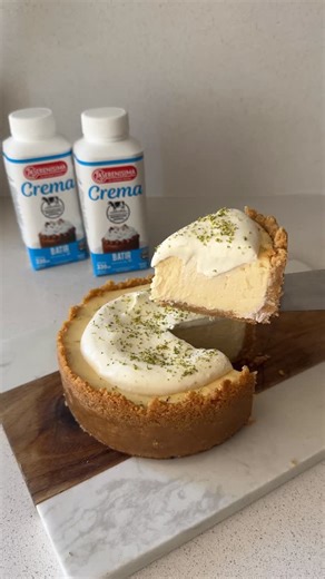Kitchen Tips | Cande Intorno on Instagram: "Key lime pie 🤍 Hoy hacemos mi torta favorita! Es un éxito asegurado y muuuuy rica 🤤 Ingredientes Para la masa 150 gr de galletitas trituradas 80 gr de manteca derretida @laserenisimaok Para el relleno 300 gr de Finlandia azul @laserenisimaok 150 ml de crema de leche para batir @laserenisimaok 50 gr de azúcar 3 yemas Jugo y ralladura de 3 limas 100 ml de crema de leche para batir @laserenisimaok para poner por arriba 🙌🏽"