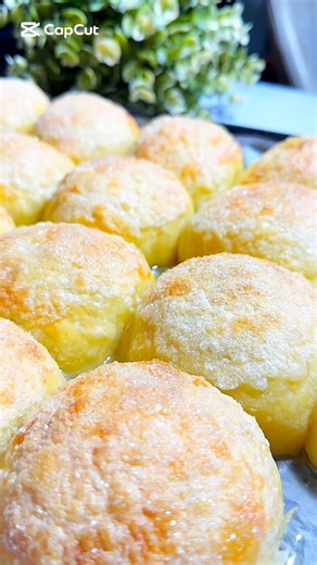 @cooking_house.z on Instagram: "Olmali somsa Un 500 gr Margarin 250 gr Tuz vanilin Smetana 200 gr @puremilky_official Tuxum sarig’i 1 dona 18-20 bo’lakga bo’lib olasiz 10 dona olma artib teng 2 ga bo’lib olasiz Xar bir olmaga 1 choy qoshiqdan shakar solasiz Qizigan duxofkada 165-170’ da 35 daqiqa Ustiga tuxum oqini surtib shakar sepasiz"