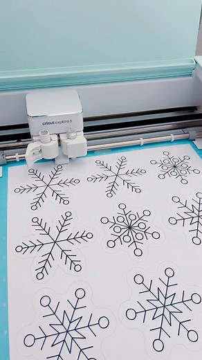 Draw and cut snowflake garland. So easy! | Michelle's Party Plan-It by Michelle Stewart