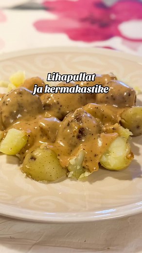 Tein tänään ruoaksi lihapullia ja sinappista pippurikermakastiketta. Taikina oli hieman löysä, mutta pullista tuli ihanan pehmeitä ja mehukkaita 🥰 Resepti: 400 g naudanjauhelihaa (10%) 1 prk kermaviiliä 2-3 rkl ruiskorppujauhoa 1 tl suolaa 1 tl mustapippuria 1 rkl paprikaa 2 rkl paahdettua sipulia 1 kananmuna 2 rkl voita 2-3 rkl vehnäjauhoa 2 dl ruokakermaa 3 tl sinappia suolaa, mustapippuria puolikas lihaliemikuutio vettä Sekoita kermaviiliin mausteet ja korppujauho, anna turvota noin 10 minuu