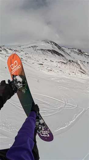 FLY AND LOOP 🏂🪁🏔️ #kite #snowkite #snowkiting #snowboarding #fly #flying #grab #kiteloop