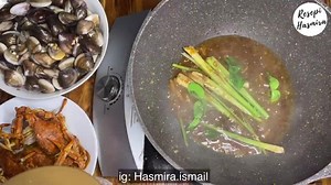 RESEPI SHELL OUT DAUN PISANG RESEPI RAMADHAN 1 Hai ampa, nah idea berbuka harini menu mudah shell out guna bahan2 yang ada kat rumah..Kalau xdak kaih p beli sempat lagi.. Ha lupa abaq dalam video, ketam tu ampa gaul dengan kunyit,garam & tepung ubi sket..Tepung tu bancuh cayaq2 ja satgi pekat dia jadi liat pulak.. Bahan2: 🦀 Ketam 🦀 siput kepah 🦀 udang sikit 🦀 bawang(hiris bulat) 🦀 cili merah( hiasan) 🦀 daun sup 🦀 tomato Bahan2 tumis: 🦀bawang besar(blend) 🦀 serai 🦀 halia 🦀 daun limau p