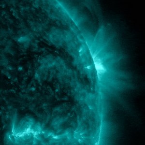 Just when we thought it had finally passed out of view, AR3354 has fired off another M flare! It occurred beyond the solar horizon, so although an M1.1 was registered, it may have been stronger. Meanwhile, Earth's geomagnetic field is active, with the arrival of the CME that was fired on July 4. Minor geomagnetic storming is expected later today, so get ready, aurora-chasers! Get all the info in today's sun update: https://earthsky.org/sun/sun-activity-solar-flare-cme-aurora-updates/ 📸 via SDO 