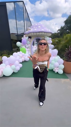 31K views · 128 reactions | No Mundo da Lua ✨ Veja cada detalhe da decoração, entrada e até do bolo do aniversário de 1 ano da Lua, filha de Viih Tube e Eliezer #paisefilhos #viihtube #eliezer #nomundodalua #lua #festadalua #1anodalua #tauaresort #festa #aniversario #famosos | Revista Pais&Filhos | Facebook