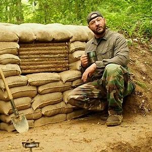 This guy built an epic outdoor military-style bunker, using sticks and sandbags 😮👏 | UNILAD