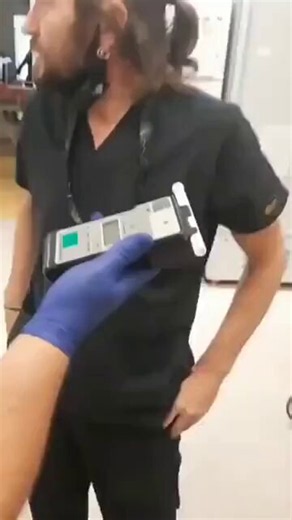 Bir sağlık çalışanı, alkolmetre testinde ilginç bir deneme yaptı:Önce cihaza normal şekilde üfledi, ardından eline dezenfektan sürüp tekrar üfledi. İkinci denemede cihaz 0.87 promil alkol gösterdi.Bu görüntü, alkol bazlı dezenfektanların alkolmetrelerde kısa süreli yanıltıcı sonuçlara neden olabileceğini gösterdi.