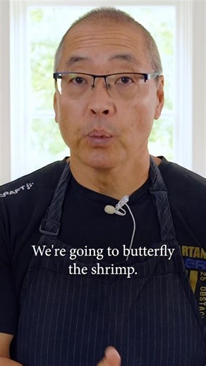 Do you know how to butterfly shrimp? You can cut from the back which is the more common method and curls the shrimp into a ball (this is what you’ll commonly see for shrimp with lobster sauce or honey walnut shrimp, or you can butterfly it from the underside which creates a flat shape that is a signature of Fantail Shrimp! For the full Youtube video, comment “butterfly” to have the link sent straight to your inbox! . . . #thewoksoflife #fantailshrimip #chinese #takeout #partyfood #fried #seafood