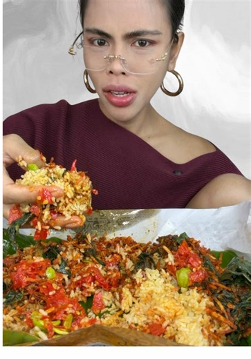 freda pria (@freda.pria)’s video of mukbang nasi bungkus
