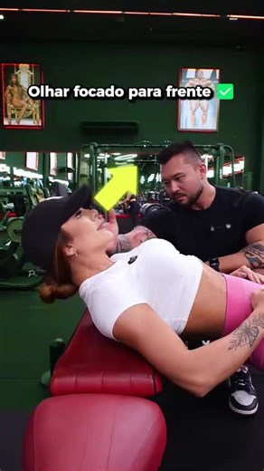 O erro que eu mais corrijo nesse exercício nem aparece no vídeo: pressa. A subida é força, a descida é controle. Se a anilha tá quicando, você tá empurrando ego, não glúteo. 🍑 E o olhar pra frente não é frescura: quando você joga a cabeça pra trás, a coluna sai da posição neutra e a lombar paga a conta. Me conta aqui embaixo: qual dos 5 você errava sem saber? 👇 Salva e leva pro treino. Sua lombar e seu glúteo agradecem.