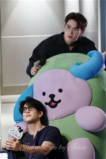 JimmySeaAvocean這一家三口真的超可愛。那一刻彷彿時間被柔軟地拉長，Jimmy輕輕拉著Avocean的吊繩，像是在牽著一個被世界珍惜的小孩，畫面溫柔得不真實。不是刻意營造的甜，而是自然流動的陪伴與默契。連周邊都像是情感的延伸，實用卻滿載心意。看著他們，心會不自覺變軟，忍不住一再喜歡上。 JimmySeaAvocean feels like a pocket of gentleness in a noisy world. Watching Jimmy hold Avocean’s strap is like seeing someone guide a beloved child—natural, protective, and full of warmth. Nothing is forced; every detail feels sincere. Even the merch carries emotion. It’s quiet sweetness that stays with you long after. #jimmysea #gmmtv #jitaraphol