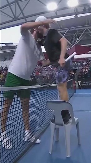 When your opponent is so tall you bring a chair to the handshake | WeShow Sports |