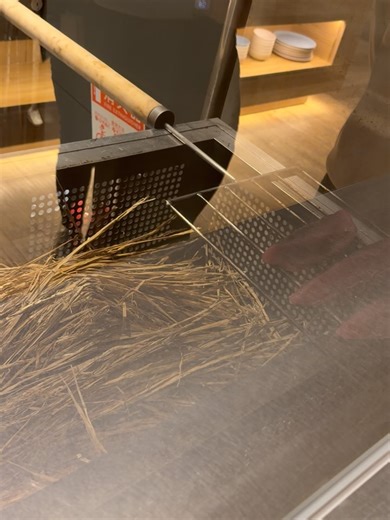 TAKATO on Instagram: "【OMO7高知 ディナービュッフェ】 2025年12月日曜日の18:00に受付へ。 18:00受付開始だったため既に待ち客で行列になっていました。 待つこと5分ほどで予約名を伝えてテーブル席へ案内してもらいました。 ビュッフェのメインはライブクッキングの「カツオの藁焼き」「ローストビーフ」「芋けんぴ」の3つです！ 特にカツオの藁焼きは迫力があるので録画をオススメします！ また「ゆず三昧ステイ」期間中だったのでゆずを使用した料理も複数ありました。 中でも「チキン南蛮」「ブランマンジェ」が美味しかったです(^^) 他にもブリのカルパッチョ、ブリの葉にんにくぬた和え、魚介のスープなども美味しかったです！ 次宿泊するときも利用したいです！ OMO7高知 〒781-0832 高知県高知市九反田９−１５ https://hoshinoresorts.com/ja/hotels/omo7kochi/ @omo_hotels #omo7高知 #カツオの藁焼き #ライブクッキング #芋けんぴ #ゆず三昧ステイ"