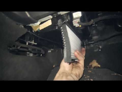 Volvo V40 pollen filter change (2003)