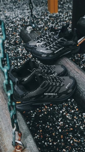 MERRELL MOAB SPEED 2 REFLECTIVE GTX，以黑色格紋為主的設計，無論是登山還是日常穿搭都輕鬆駕馭。GORE-TEX® 襪套式防水技術結合反光細節，在保護雙足乾爽的同時提升夜間能見度。 輕量 FloatPro™ Foam 中底與 Vibram® TC5 大底，提供穩定支撐與卓越抓地力，經典黑色款式絕對是百搭的選擇，非常適合情侶一起穿上 🖤 男女尺寸都幫大家準備好了 🖤。 #merrell #merrelltaiwan #moabspeed2 #reflective #GTX #goretex #vibram | Merrell