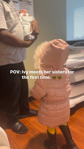 Ivy Rose meets her sisters for the first time. She's already such a great big sister. 🥰 Christopher Cole | Tiffany Williams Cole