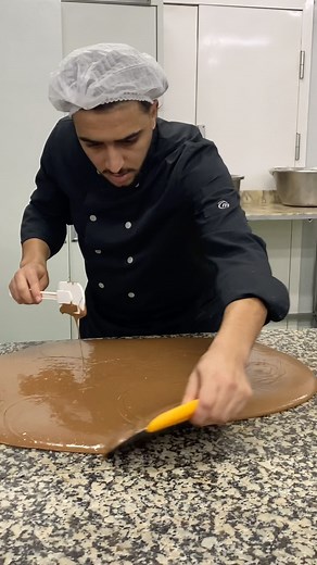 La fabrication du gianduja : Bien que très proche du praliné, le gianduja est toutefois très différent. I est toujours mélangé avec du sucre non caramélisé et plus couramment avec de la noisette torréfiée. De plus, il contient du chocolat. Sa fabrication nécessite obligatoirement l’utilisation d’une broyeuse ou d’un raffineur à billes afin de lui donner un maximum de finesse et on peut aussi le concher de façon à lui donner encore plus d’onctuosité. peut éventuellement être décliné sur différent
