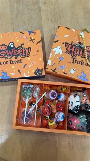 If you have grandkids, then this prepackaged Halloween candy gift set might be a great gift option for them for this Halloween season! #halloween #halloweengifts #halloweencandy ##halloweengift##halloweenforkids@@LiangZeHot