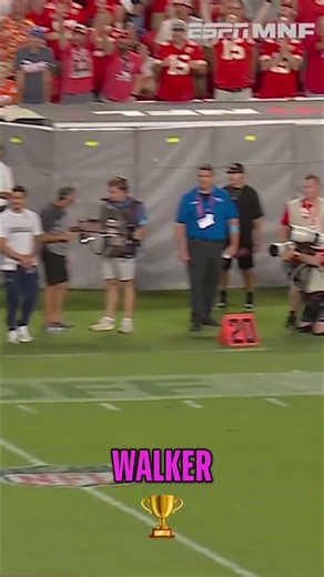 Walker's EPIC 60-Yard TD on 4th & 1! #shorts