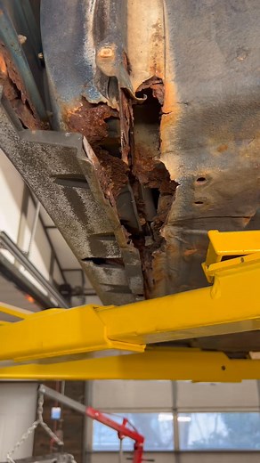 BMW E34 M5 Chassis Rust #bmw #bmwe34 #bmwm5 #mechanic #technician #mechanicsoftiktok #techniciansoftiktok #autobody #mecanico | M5 Restoration