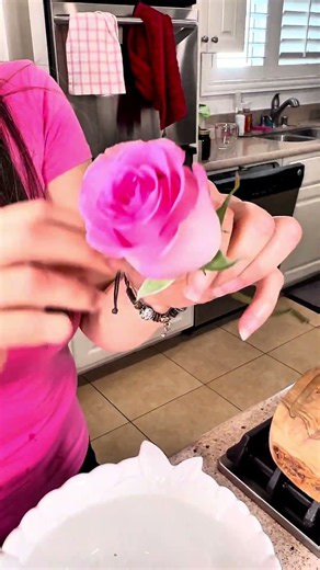 How florists make their roses look the best. #florists #roses #rosecare #floristry #floraldesign