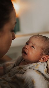 ✨Thérapeutique bain bébé ✨ Les bébés ne mentent pas , ils ont leur propre langage . Écoutons les . parce qu’à travers ce regard elle a beaucoup vécue parce qu’à travers son langage corporel elle sait faire et elle nous montre parce qu’à travers ses pleurs elle s’exprime très fort Elle se libère Par mes mains je ressens , par mes oreilles j’entends Par mes yeux j’accueille Par mon cœur j’offre cet espace de liberté et j’y met de l’amour Cette petite puce a déjà vécu beaucoup de choses , c’était l