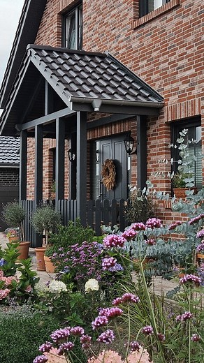 E u g e n i a . on Instagram: "Projekt: Holz Veranda ⚒️ Wenn monatelange Arbeit sich auszahlt. Das alles wäre nicht so einfach gewesen, wenn Igor kein geborener Handwerker wäre. Ich liefere die Ideen, er segnet es ab und fängt an zu bauen. So stolz auf das, was wir bisher gemeinsam umgesetzt haben 🤜🏼🤛🏼 To do's: Die Veranda bekommt noch den letzten finalen Anstrich und die Fallrohre müssen montiert werden! Wie findet ihr es?"