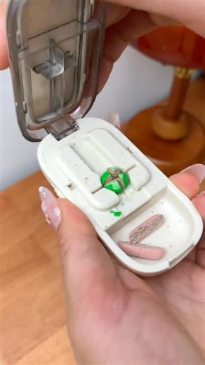 💊 Tired of wasting time splitting pills? Our Efficient Tablet Splitter cuts multiple tablets at once, saving you effort and hassle. Plus, get a FREE brush & tweezers for easy cleaning! Precise cutting every time with adjustable lever and non-slip grip. Safe, durable stainless steel blade - protected from accidental cuts. Store cut pills in the built-in compartment and take it on-the-go! Ready to simplify your daily medication routine? Split pills like a pro today! ✅ https://t.site/4npeAih | Got